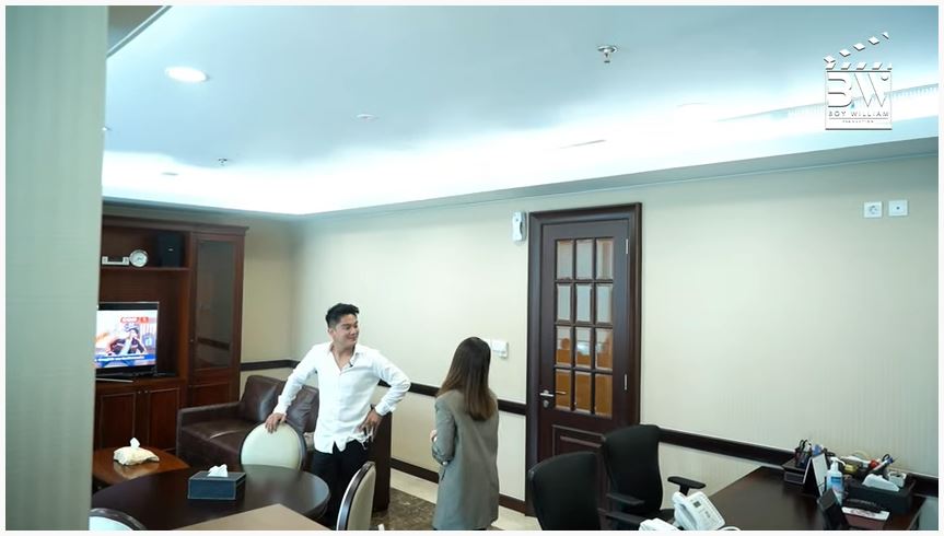 7 Potret ruang kerja Valencia Tanoesoedibjo, desain interiornya simpel