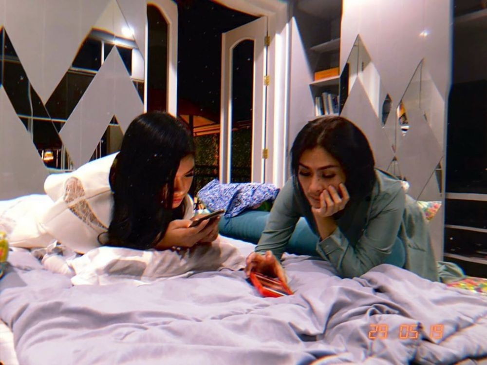 Potret kamar tidur 10 pedangdut cantik, punya Lesty Kejora serba pink