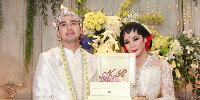 Potret lawas 10 presenter saat menikah, Uya Kuya manglingi banget