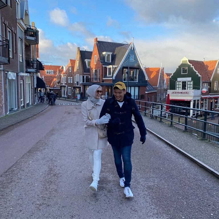 Potret mesra 8 pemain sinetron Putri Yang Ditukar bareng pasangan