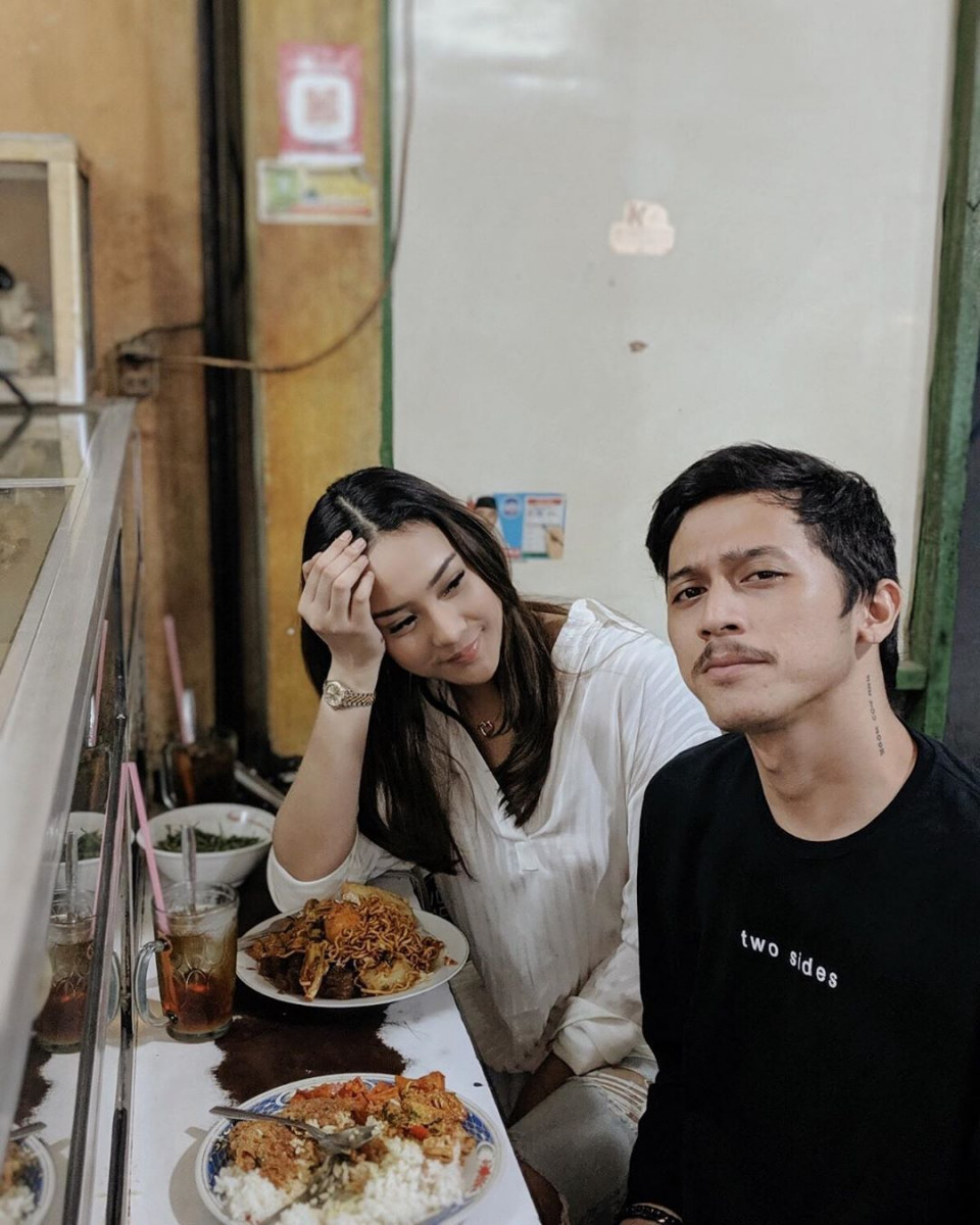 7 Seleb cantik ini nggak gengsi makan di warteg, banjir pujian