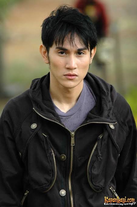 10 Transformasi Vino G Bastian sejak awal karier, gaya rambut ikonik