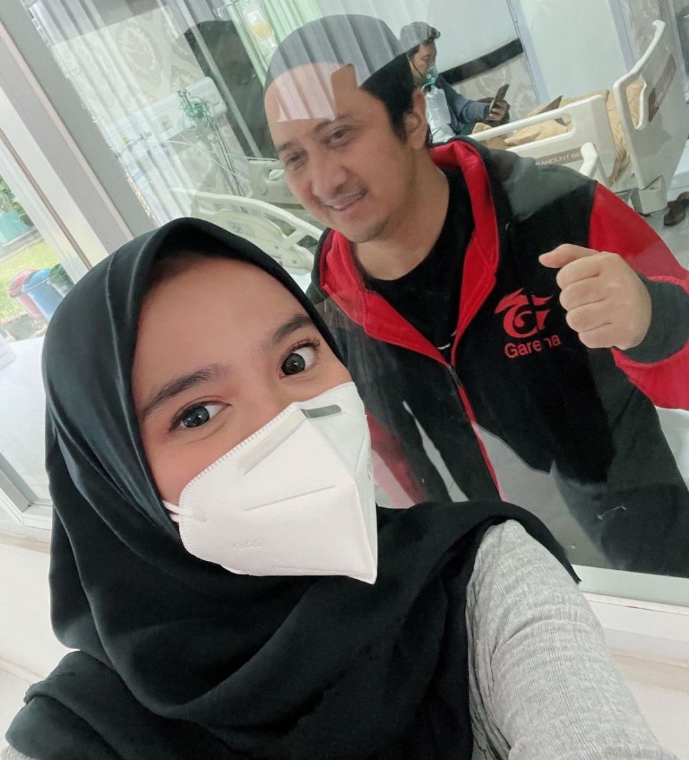 8 Momen haru Wirda Mansur jenguk Ustaz Yusuf Mansur, dibatasi kaca