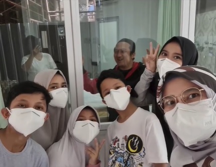 8 Momen haru Wirda Mansur jenguk Ustaz Yusuf Mansur, dibatasi kaca