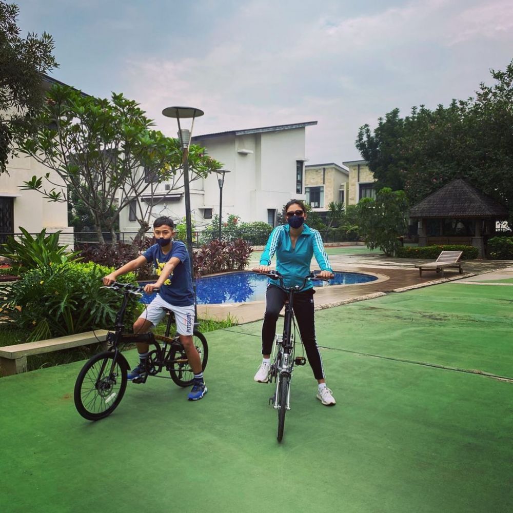 10 Potret rumah Donna Agnesia, dapurnya kece usai direnovasi