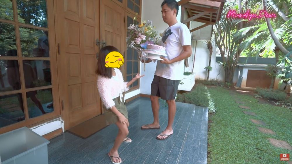 10 Momen Ayu Dewi dapat kejutan di Hari Ibu dari suami, romantis abis