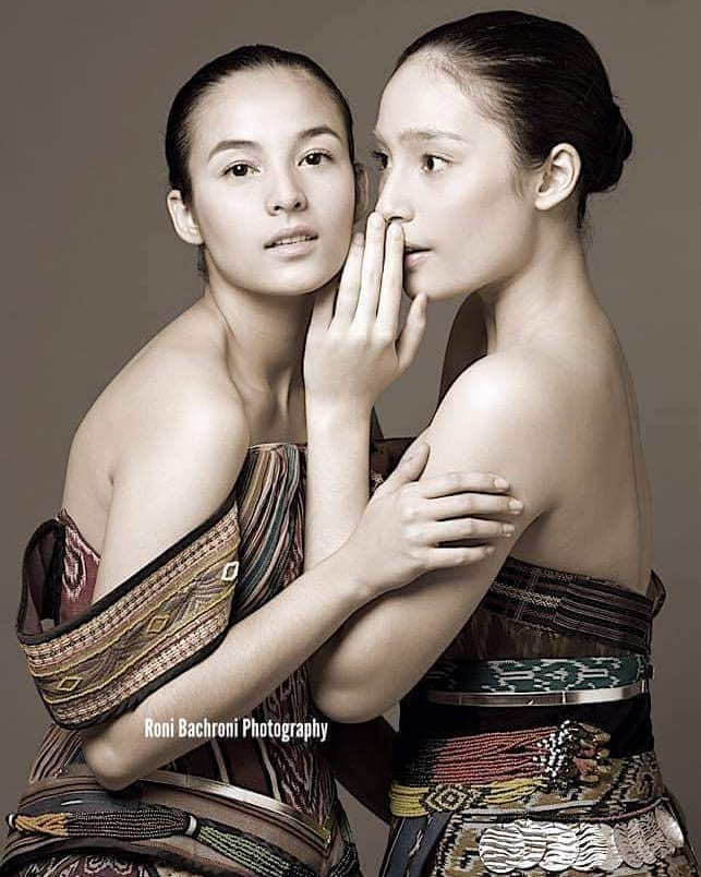 Gaya pemotretan 9 seleb kenakan kain tenun, bukti cinta Indonesia