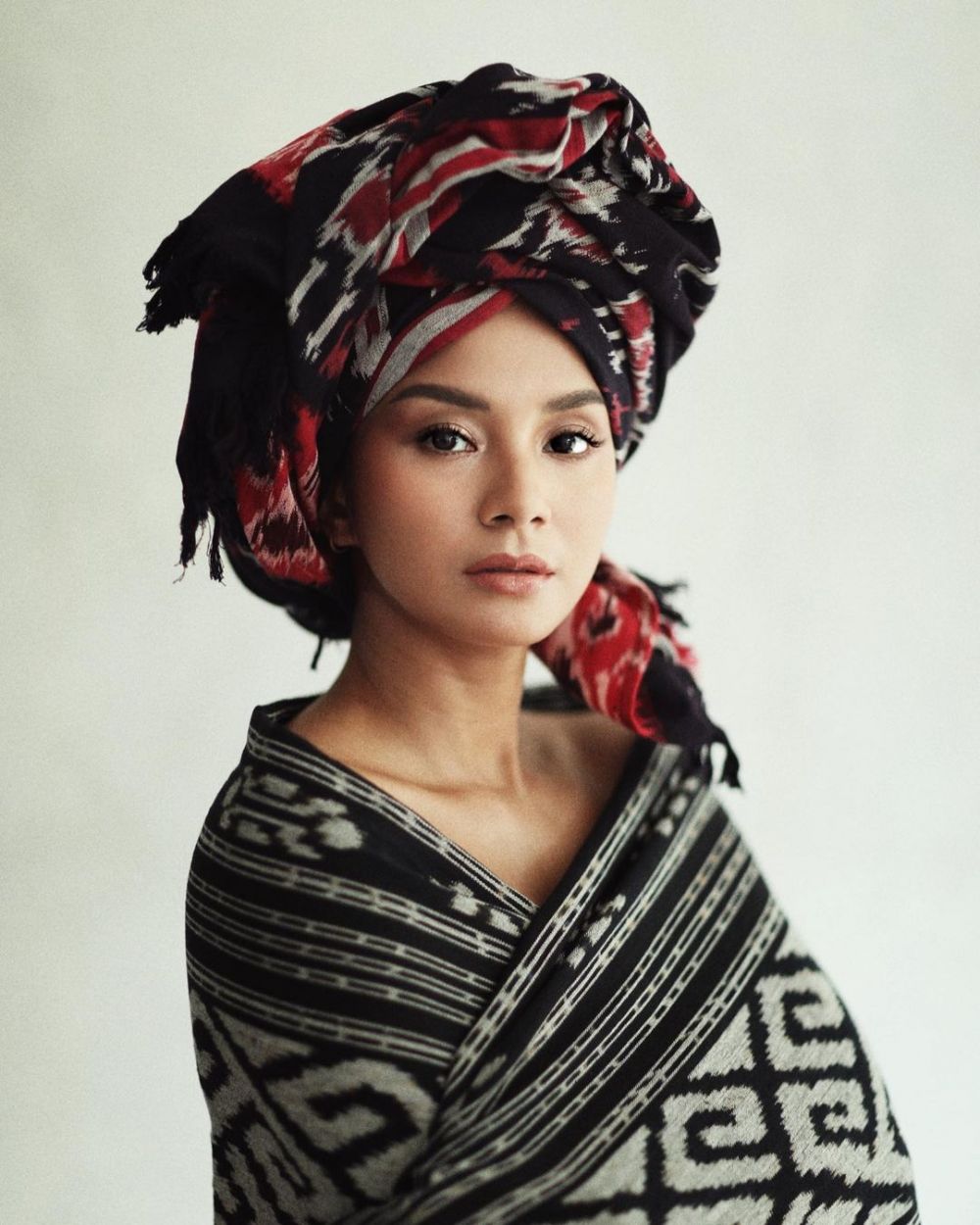 Gaya pemotretan 9 seleb kenakan kain tenun, bukti cinta Indonesia