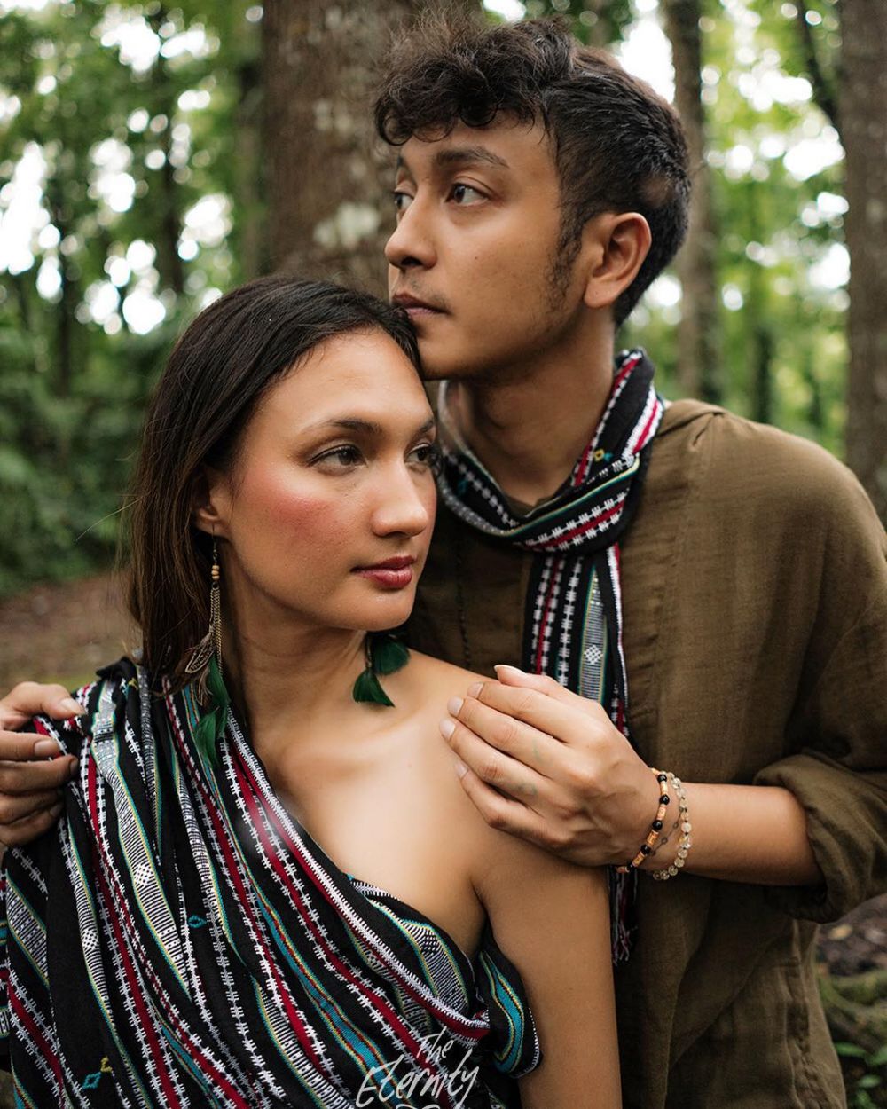 Gaya pemotretan 9 seleb kenakan kain tenun, bukti cinta Indonesia
