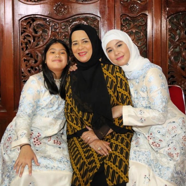 10 Momen kebersamaan Annisa Pohan bareng ibunda, bak kakak adik