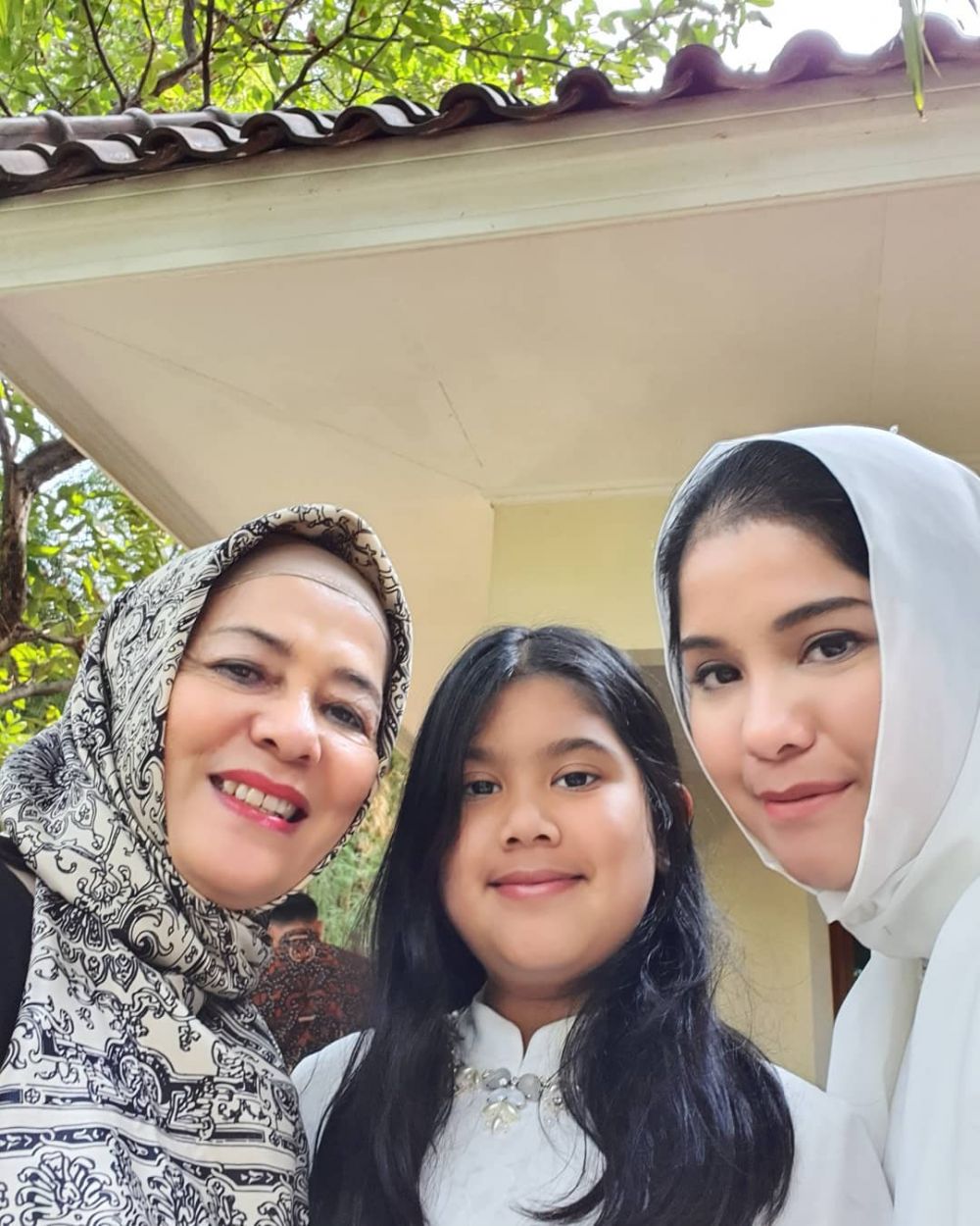 10 Momen kebersamaan Annisa Pohan bareng ibunda, bak kakak adik