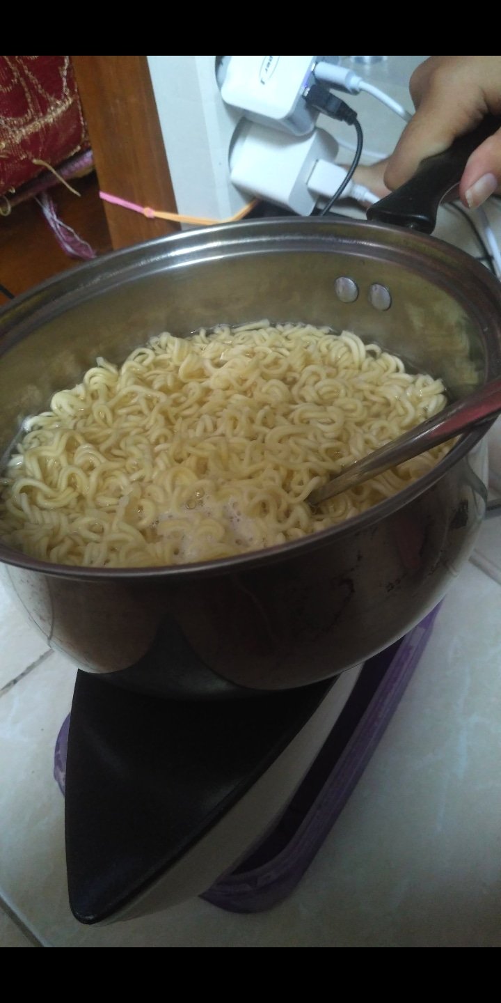 11 Lifehack lucu cara anak kos masak makanan, perut auto kenyang