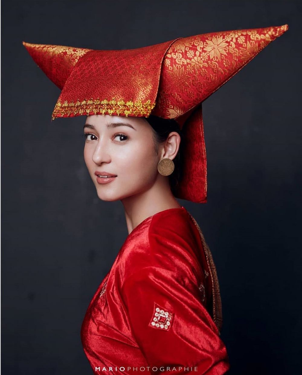 Pesona 10 seleb blasteran cantik pakai baju adat, anggun menawan