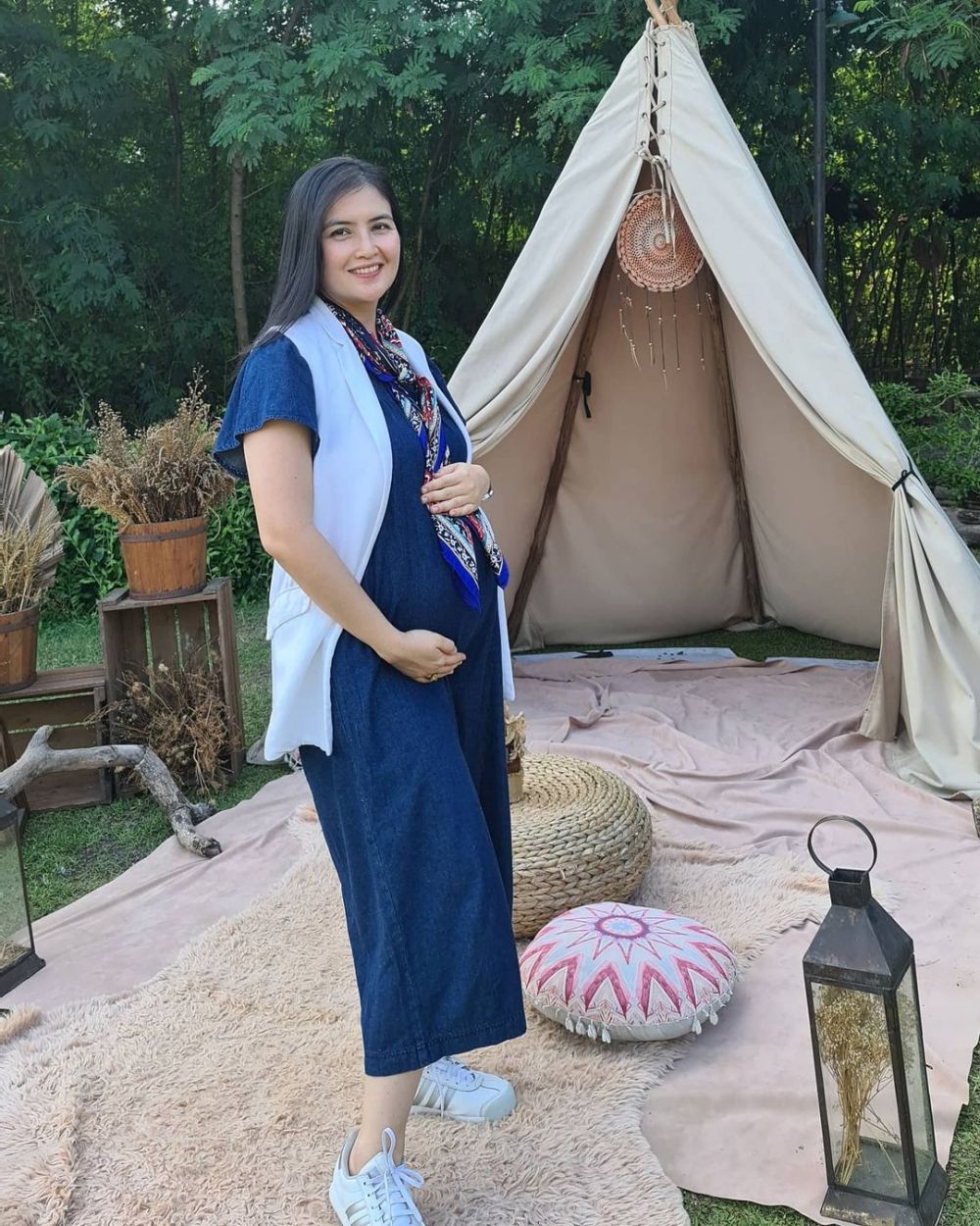Hamil anak ketiga, ini 6 gaya pemotretan maternity Kadek Devi