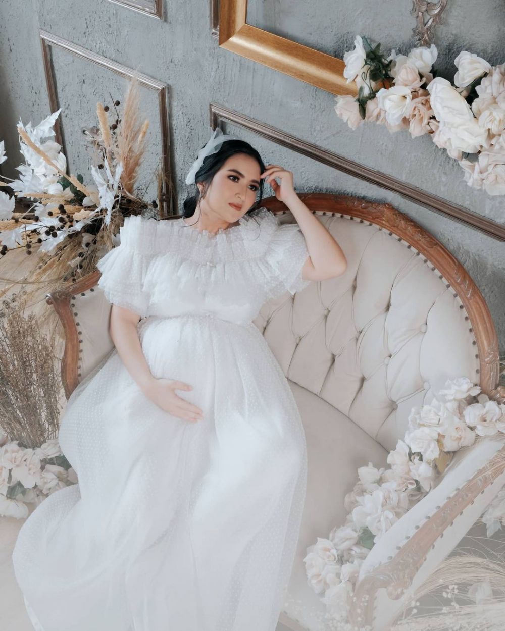 Hamil anak ketiga, ini 6 gaya pemotretan maternity Kadek Devi