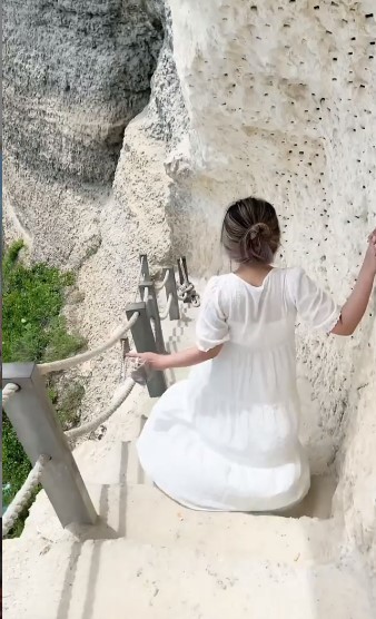 10 Momen Via Vallen liburan di Nusa Penida, berani panjat tebing curam