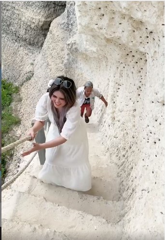 10 Momen Via Vallen liburan di Nusa Penida, berani panjat tebing curam