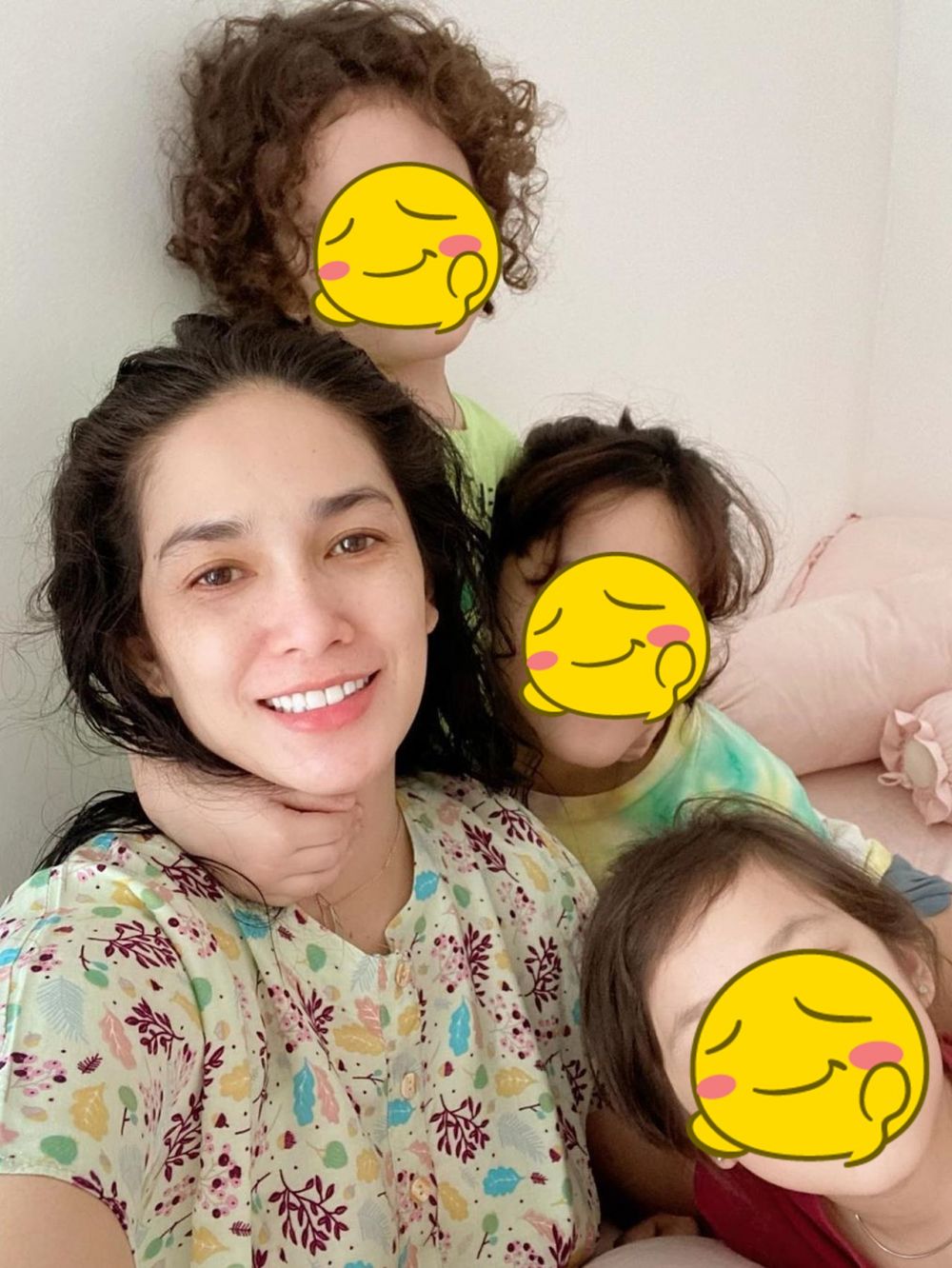 10 Potret Ussy Sulistiawaty pamer rambut aslinya, tuai pujian