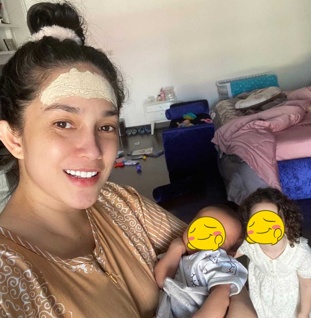 10 Potret Ussy Sulistiawaty pamer rambut aslinya, tuai pujian