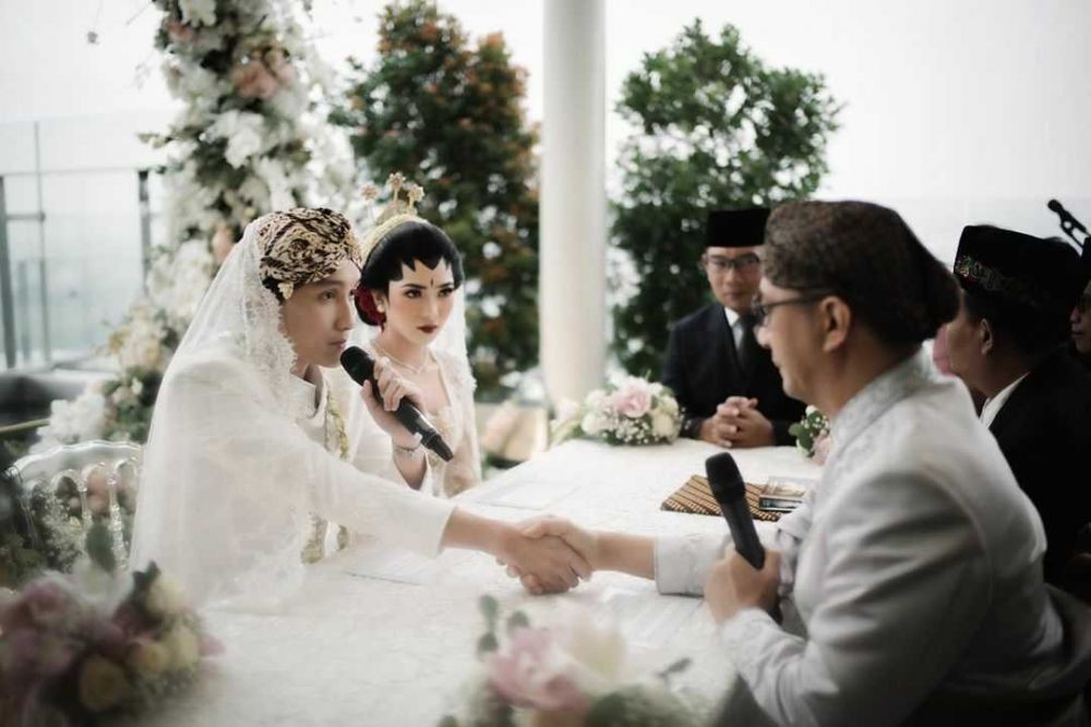 Pernikahan 11 seleb ini bikin heboh di 2020, terbaru Adipati Dolken
