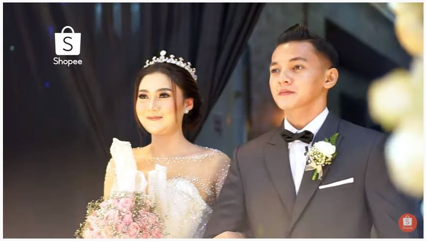Pernikahan 11 seleb ini bikin heboh di 2020, terbaru Adipati Dolken