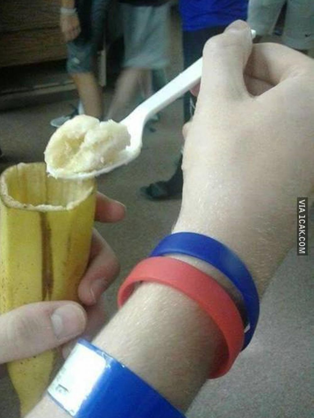 10 Cara orang makan buah ini malah bikin dahi berkerut