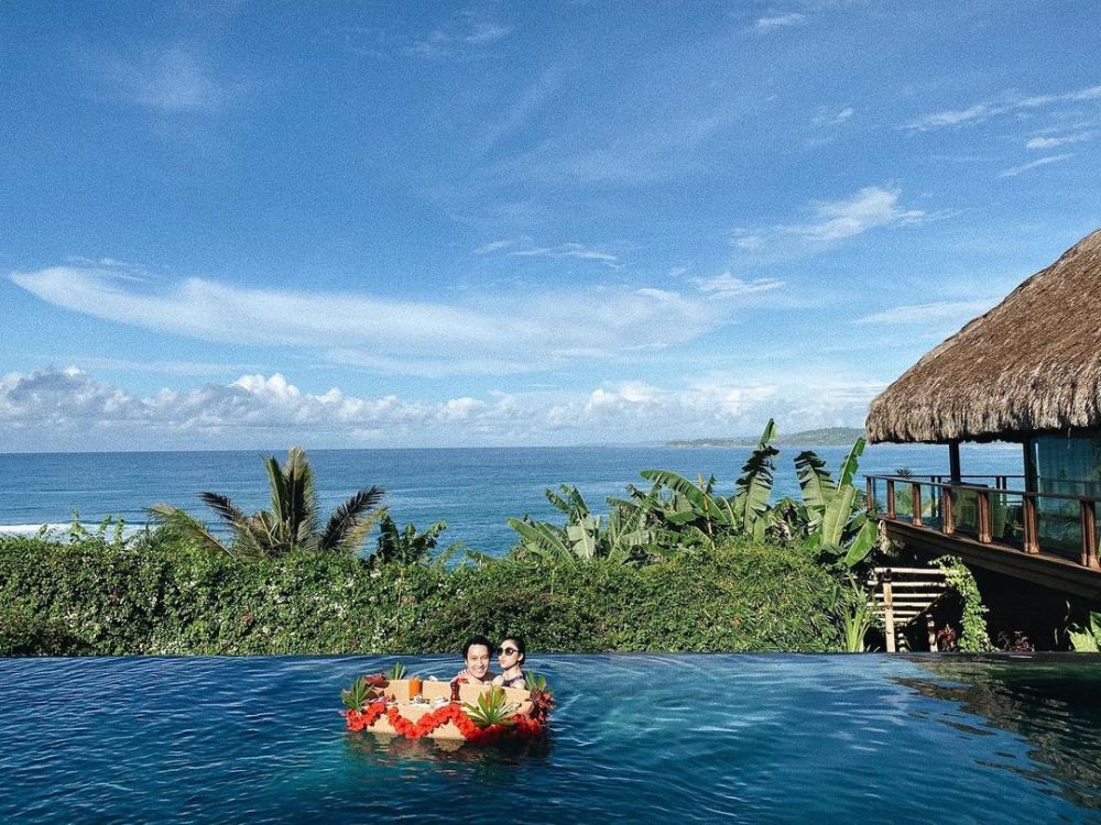 10 Potret honeymoon Isyana Sarasvati & Rayhan Maditra di Nihi Sumba