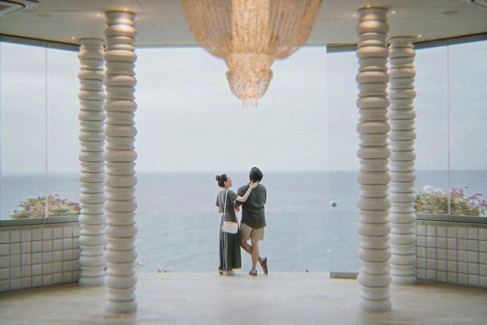 10 Potret honeymoon Isyana Sarasvati & Rayhan Maditra di Nihi Sumba