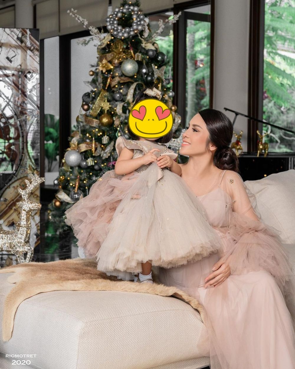 Gaya 12 seleb pemotretan bertema Natal, glamor hingga romantis