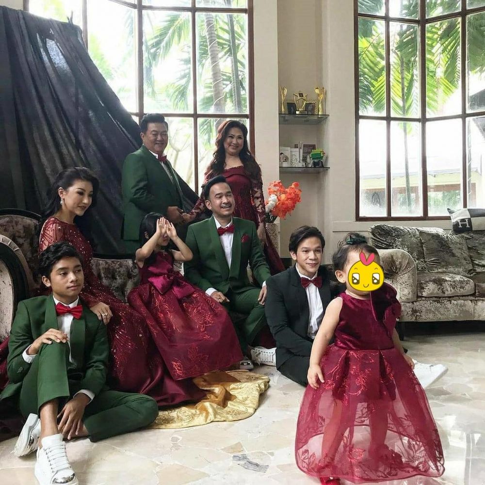 Gaya 12 seleb pemotretan bertema Natal, glamor hingga romantis