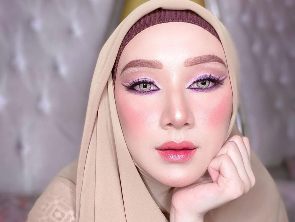 Biasa tampil natural, ini 10 potret Indri Giana pakai makeup tebal