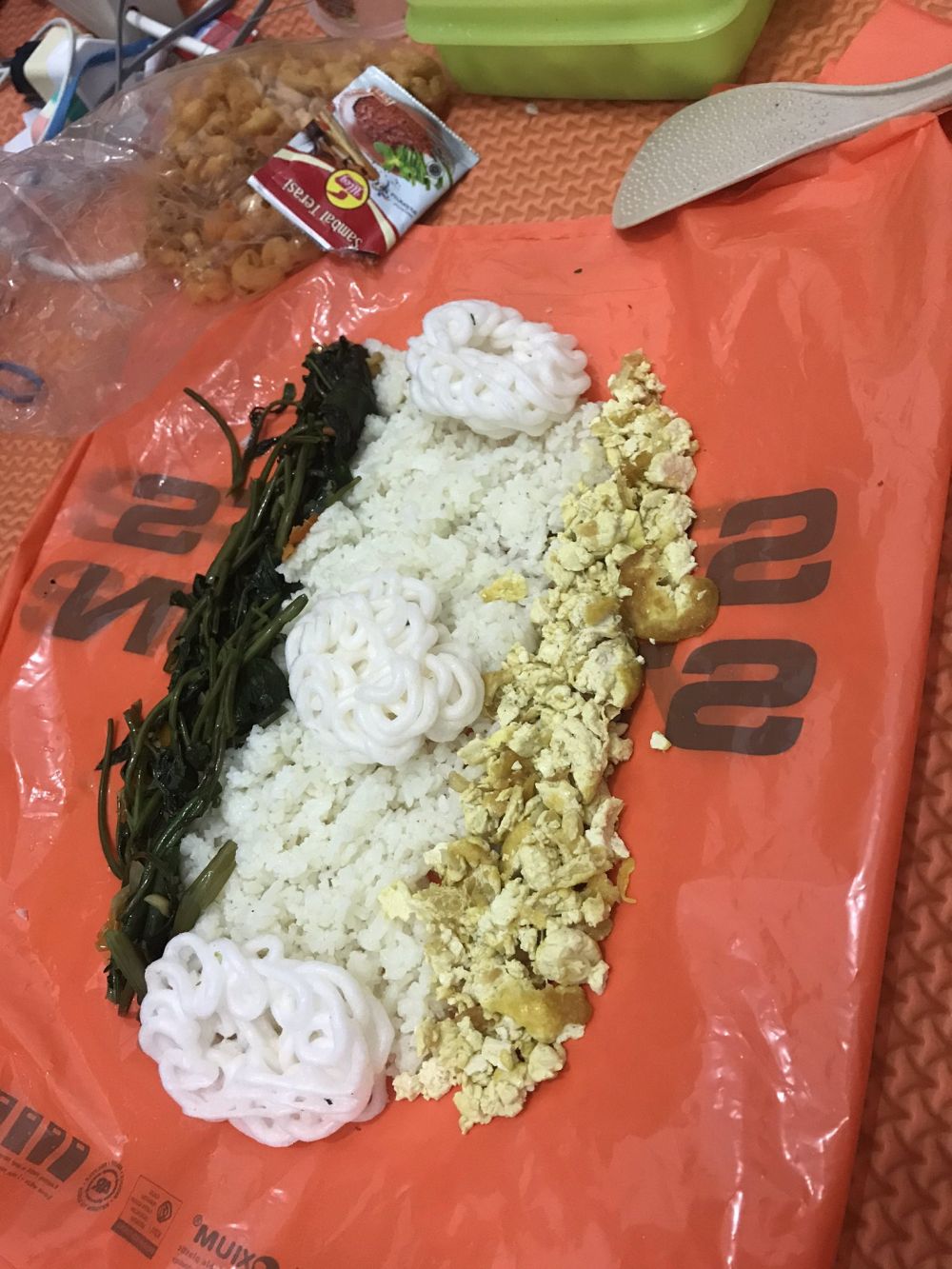 15 Life hack lucu cara makan ala anak kos, nyeleneh tapi inovatif