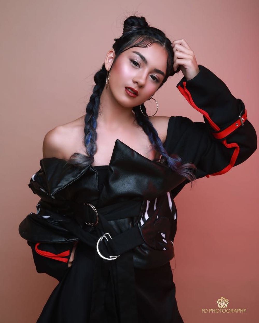 10 Gaya pemotretan Ersya Aurelia dengan berbagai tema, memesona semua!