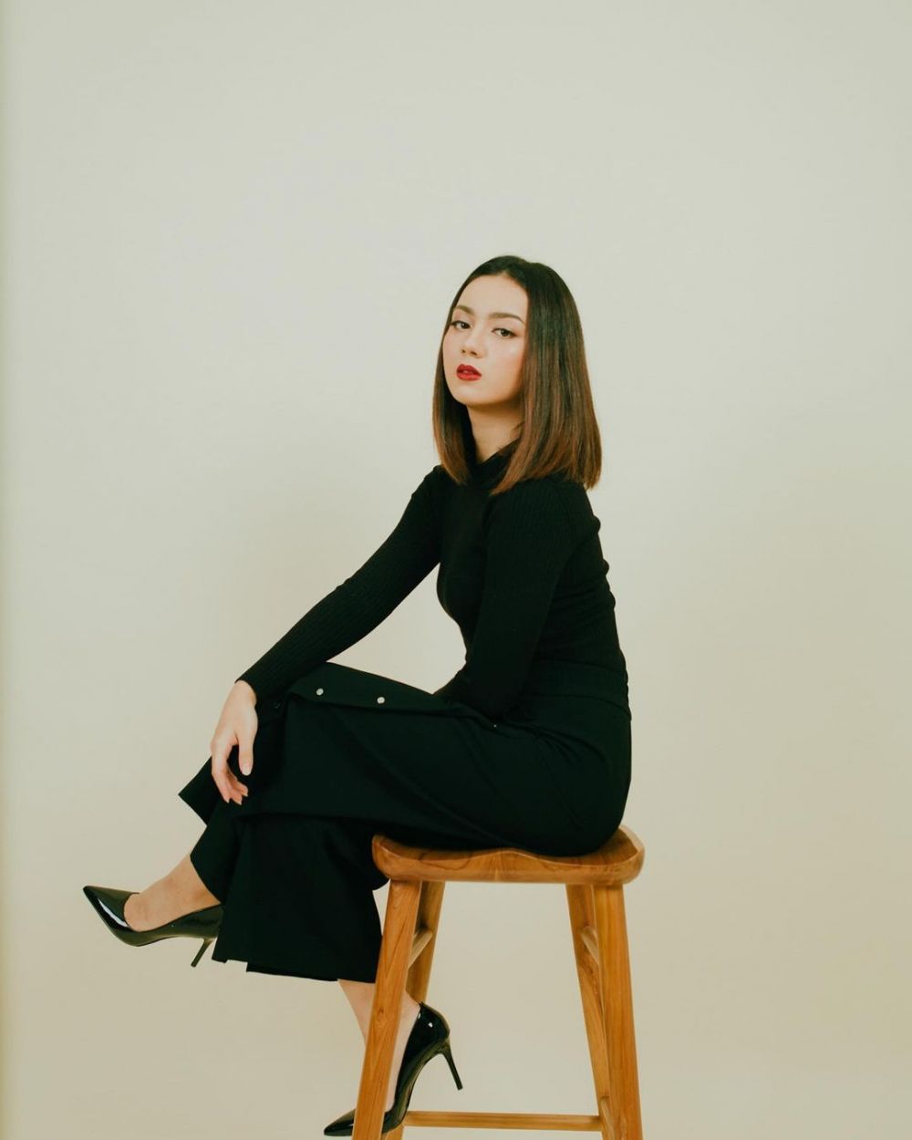 10 Gaya pemotretan Ersya Aurelia dengan berbagai tema, memesona semua!