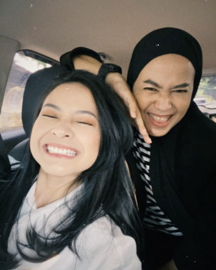 10 Potret Hanggini 'Jeha' dan ibunya, kerap dikira kakak beradik