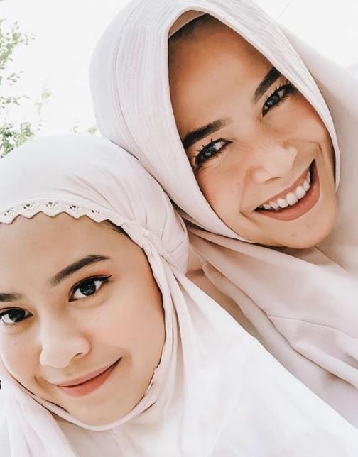 10 Potret Hanggini 'Jeha' dan ibunya, kerap dikira kakak beradik