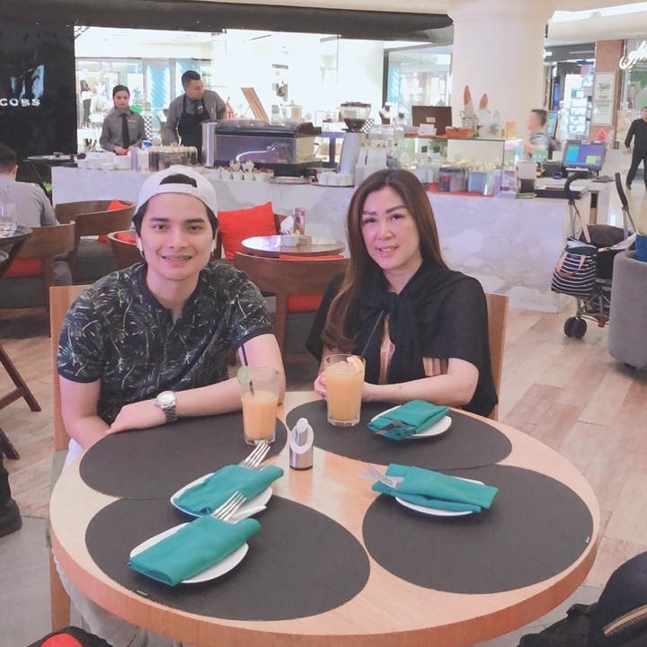 Potret kekompakan 8 seleb pria bareng ibu mertua, bak ibu kandung