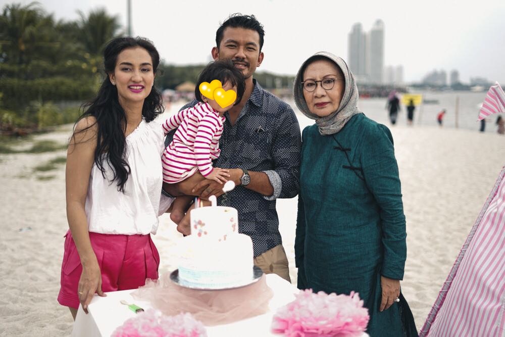 Potret kekompakan 8 seleb pria bareng ibu mertua, bak ibu kandung