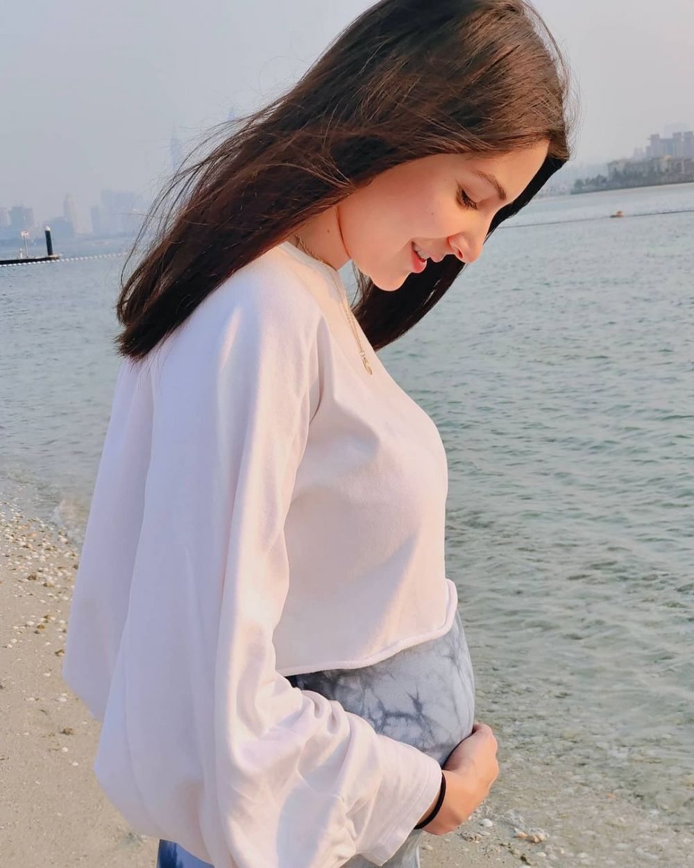 10 Potret Anushka Sharma pamer baby bump, pesonanya makin terpancar