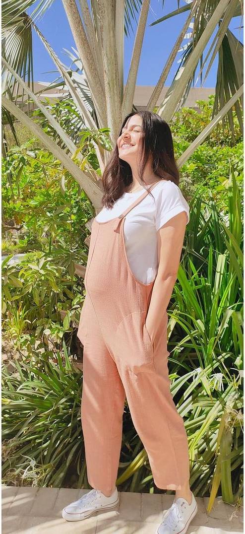 10 Potret Anushka Sharma pamer baby bump, pesonanya makin terpancar