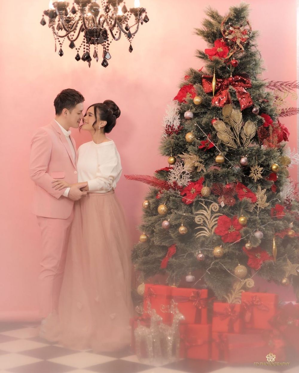 8 Pasangan seleb beda keyakinan rayakan Natal bersama, penuh toleransi