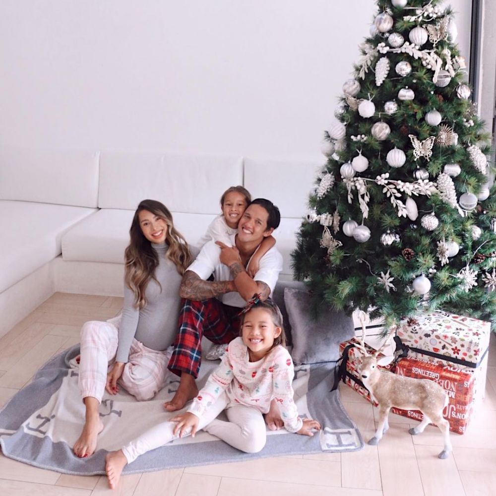 8 Pasangan seleb beda keyakinan rayakan Natal bersama, penuh toleransi