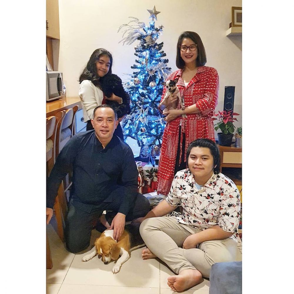 8 Pasangan seleb beda keyakinan rayakan Natal bersama, penuh toleransi