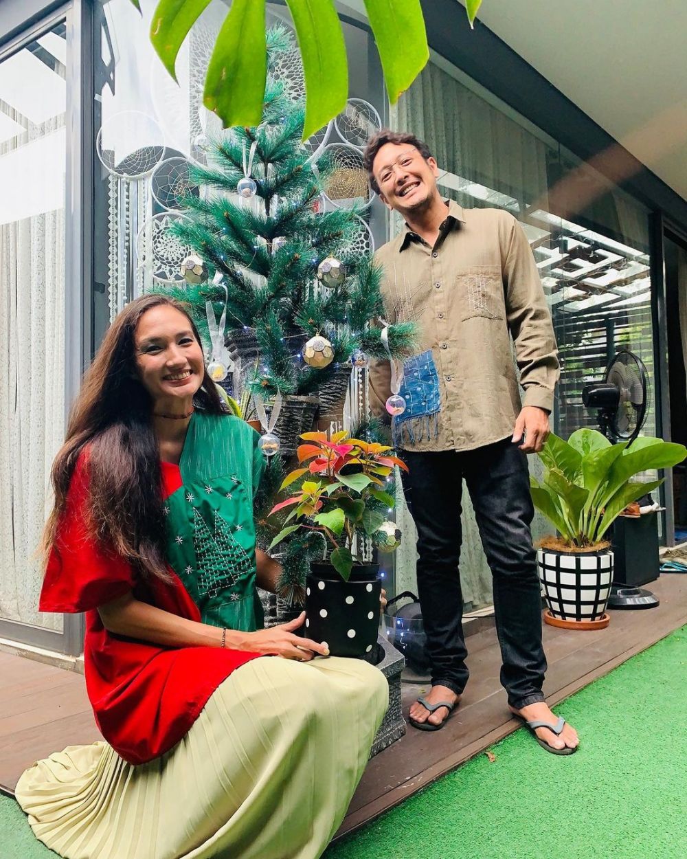 8 Pasangan seleb beda keyakinan rayakan Natal bersama, penuh toleransi