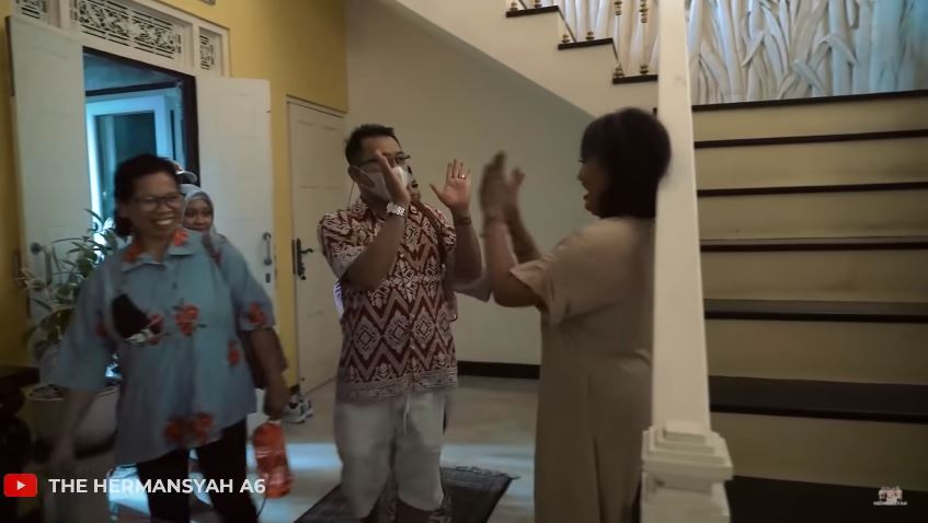 10 Momen dinner Natal keluarga Ashanty di rumah Sarah Menzel