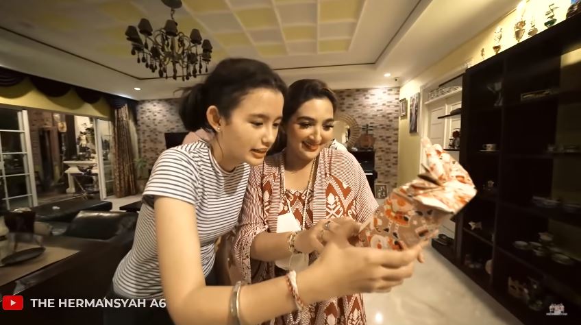 10 Momen dinner Natal keluarga Ashanty di rumah Sarah Menzel