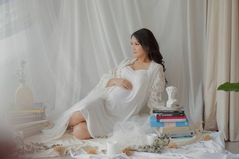 Hamil anak pertama, ini 10 gaya pemotretan maternity Ana Riana TOP