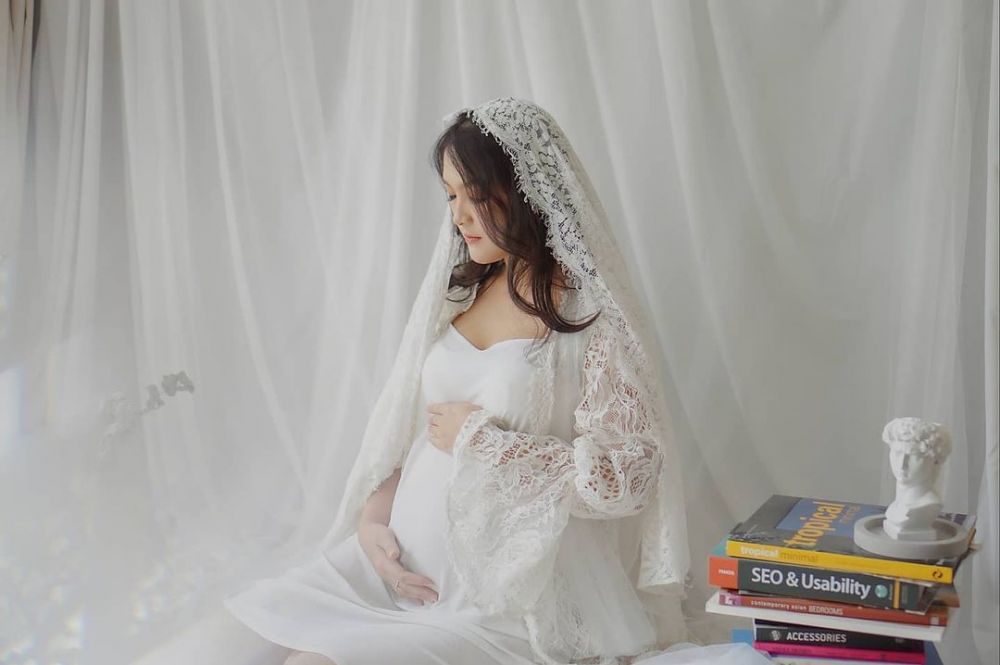 Hamil anak pertama, ini 10 gaya pemotretan maternity Ana Riana TOP