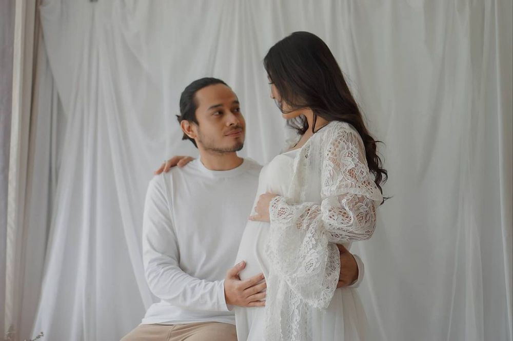 Hamil anak pertama, ini 10 gaya pemotretan maternity Ana Riana TOP