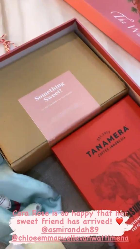 8 Potret hampers kelahiran anak pertama Asmirandah, isinya unik